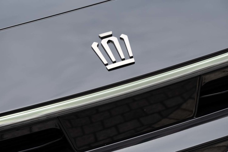 ボンネットの先端に備わった王冠のエンブレム。デザインが新しくなった。