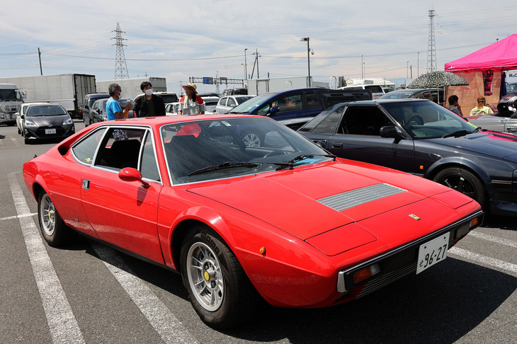 「ディーノ208GT4」。ベルトーネ（スタイリストはガンディーニ）が手がけた2＋2ボディーに2リッターV8 DOHCエンジンをミドシップしたモデル。