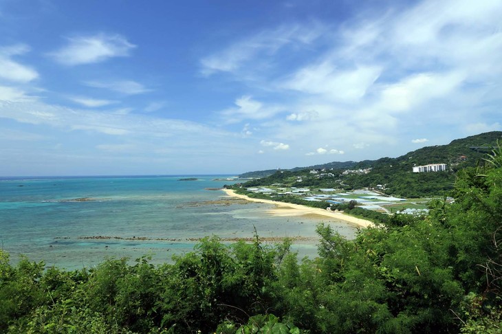 島の南端から北端まで約150kmという沖縄本島は、数日のドライブやツーリングにはちょうどいいスケールだ。