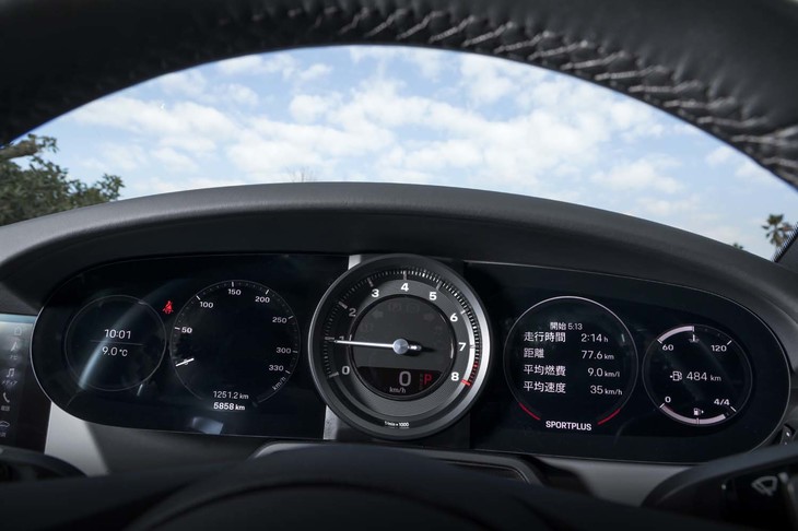 物理的な文字盤と液晶画面が組み合わされたメーターパネル。「911」の伝統である5連メーターのイメージが生かされている。エンジンの最高回転数は7500rpm。