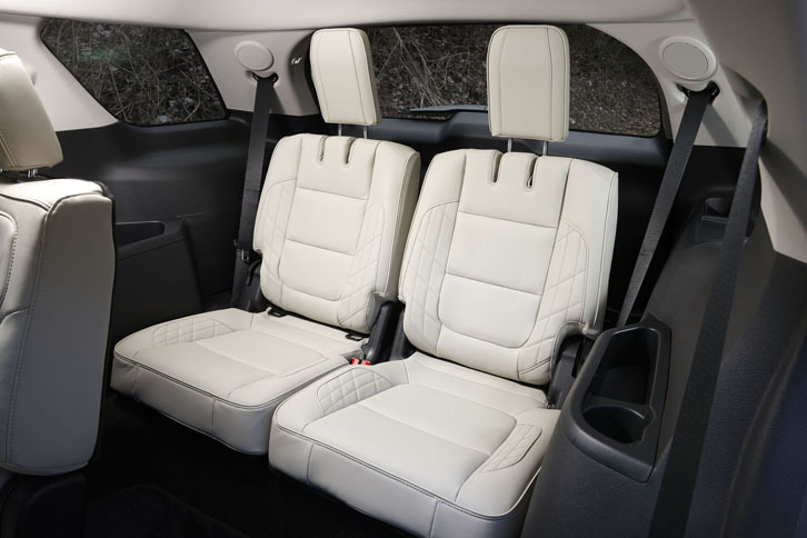 「エクスプローラー タイタニアム」は7人乗り。3列目には、50：50分割式の2人掛けシートが用意される。