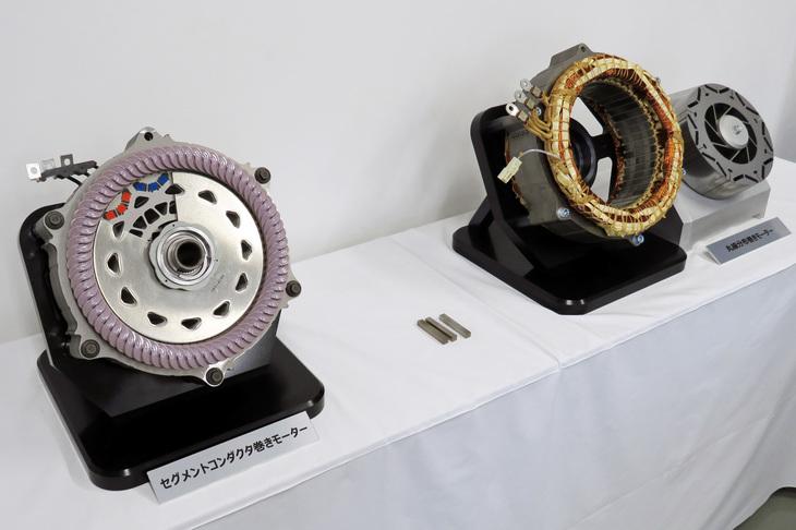 最新のセグメントコンダクタ巻きモーター（左）と、旧式の丸線分布巻きモーター（右）。