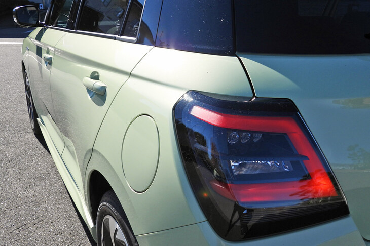 スズキ・スイフト ハイブリッドMZ（ショルダーライン＆テールランプ）