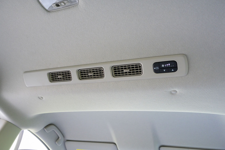 「フリード」の天井に備わった新機軸のリアクーラー。上位グレードのみの装備だが、炎天下での取材だけに大いに世話になった。