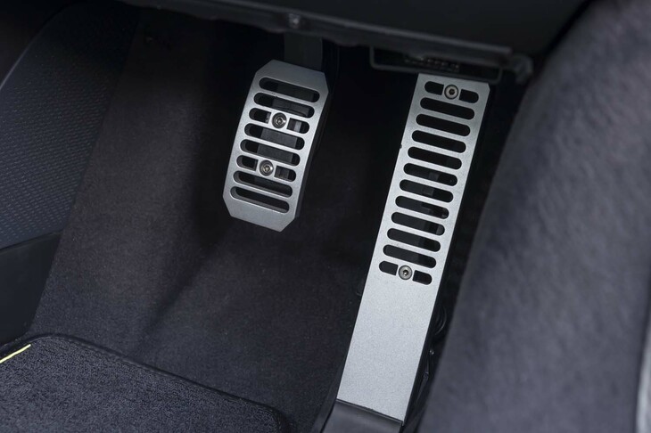 ペダルのレイアウトはご覧のとおり。スリットの部分は滑り止めのラバーではなく、すべてきっちりと肉抜きが施されている。