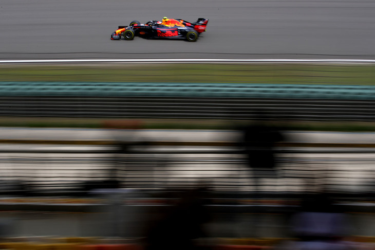 今季に入り、マシンのセッティングに頭を悩ませることが多かったレッドブル。開幕前の冬のテストでピエール・ガスリー（写真）が大クラッシュしたことが、マシン開発の遅れにつながっているのでは、との声も聞こえてきている。チームの中核をなすフェルスタッペンの僚友という、ただでさえ難しいポジションにいるガスリーは、3戦目にしてようやくQ3進出を果たし、チームメイトに大差をつけられつつも6番グリッドを獲得。レースでもそのポジションを守り抜いて2戦連続入賞を決めた。後続との間に十分なマージンを築いていた終盤には、ファステストラップを狙いにタイヤを交換、最速タイムを計時したことでボーナスの1点も持ち帰ることに。（Photo=Red Bull Racing）