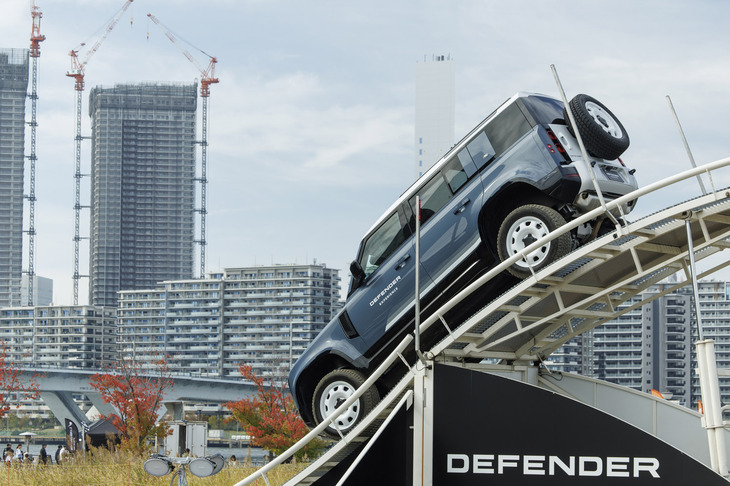 高さ5m、最大傾斜43度の専用スロープをインストラクターの運転で体験する「ツインテラポッド」。外から見ても十分スリリングだが、乗員の視点ではほぼ垂直に下るような感覚に陥る。