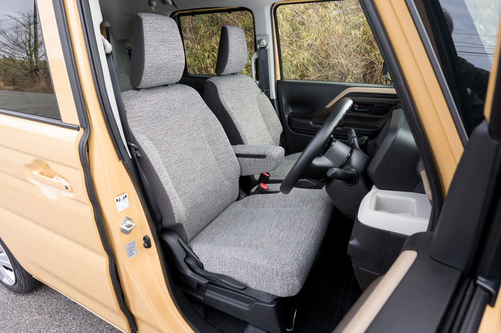 柔らかな質感のファブリックのシートは、実際に座っても柔らかい。無印良品のソファのような質感だ。