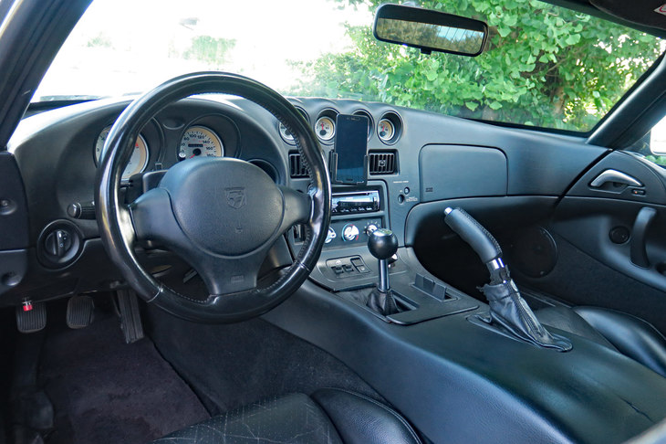 「バイパー」の運転席まわり。左ハンドルのままなのに、右ハンの「コルベット」よりドラポジがゆがんでいるのはご愛敬（あいきょう）。