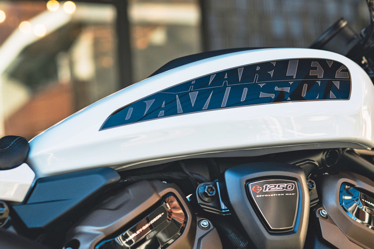 ブランド初のアドベンチャーモデルや、先進的な100％電動モデルと、イメージの枠にとらわれずに新しいモーターサイクルを投入し続けるハーレーダビッドソン。その商品戦略は非常に前のめりだ。