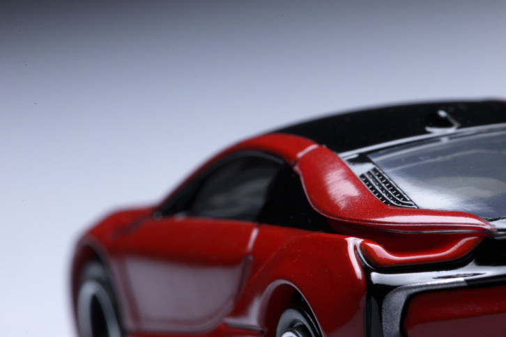 空力性能を追求した複雑な細部の形状も「i8」の特徴。ルーフラインのリアエンドとテールランプの間には、ボディーサイドの空気を流すための“すき間”が設けられており、これがスポイラーとして機能しているという。（写真＝郡大二郎）