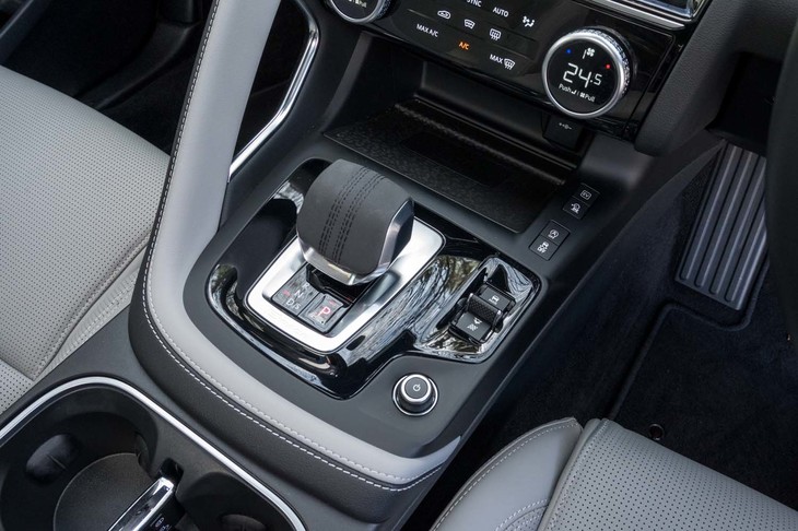 ディーゼルモデル（MHEV）やガソリンモデルが9段ATを搭載するのに対し、「P300e」のATは8段。つまむようにして操作するセレクターにはスエード調素材が巻かれる。