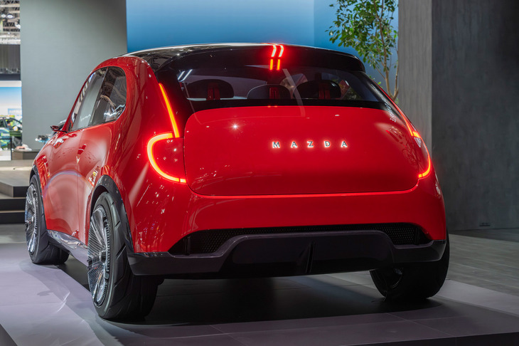 プリッとしたお尻とグッと張り出した前後フェンダーが魅力的な後ろ姿。面のシンプルさを重視してか、テールランプはボディーパネルと完全に“ツライチ”となっていて、本当に”描いただけ”のように感じられる。