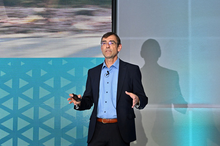 BMWグループのユルゲン・グルドナー水素燃料電池テクノロジープロジェクト本部長。余剰分の電力を変換して貯蔵できることや可搬性など、水素の有用性についてプレゼンテーションした。