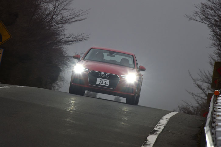 箱根のアップダウンを駆け抜ける。クワトロより重量が120kg軽いFFは、走りの軽快さが際立つ。