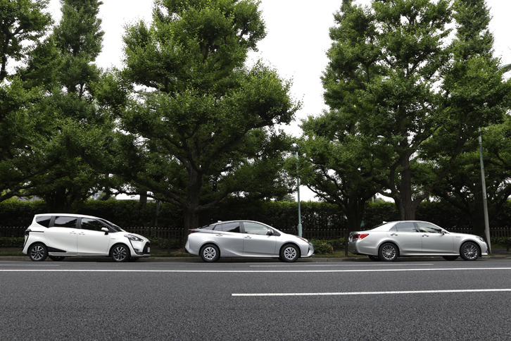 ハイブリッドの老舗、トヨタ。最新の「プリウス」はカタログ燃費にどれだけ近づいたのか。“FRハイブリッド”の「クラウン」、THSIIを搭載するミニバン「シエンタ」と3台で出掛けた。（photo：市 健治）