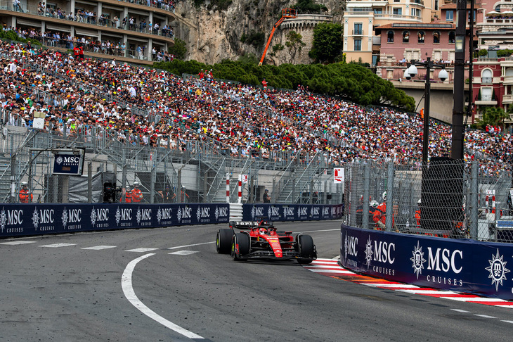 フェラーリのルクレール（写真）は6位完走と、母国GPを地味に終えた。低速ターンを得意とするフェラーリだったが、予選ではレッドブル、アストンマーティンに先行を許すことに。ルクレールは「ドライブするのが難しいマシン」（本人談）で予選3位となるも、マクラーレンのランド・ノリスの進路を妨害したことにより3グリッドダウン、6番グリッド。レースではそのポジションを守るだけに終始した。僚友サインツJr.は予選で5番手タイム、チームメイトの降格で4番グリッドから出走するも、3位オコンと接触しフロントウイングの翼端板を破損。その後もチームからの作戦指示に異を唱えるなどギクシャクしたレースとなり結果8位。（Photo=Ferrari）