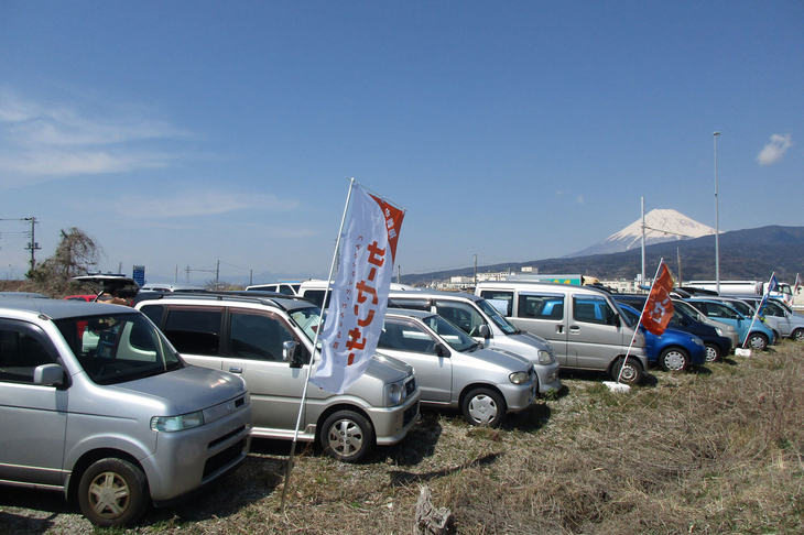 当連載の第35回で取材したリュウの激安中古車店は、こんな雰囲気。