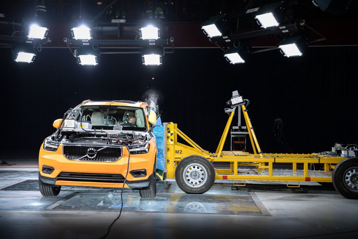 新型「XC40」の側面衝突シーン。側面衝突は、スウェーデンでは道路外への逸脱、正面衝突に次ぐ死亡重傷事故の原因となっている。