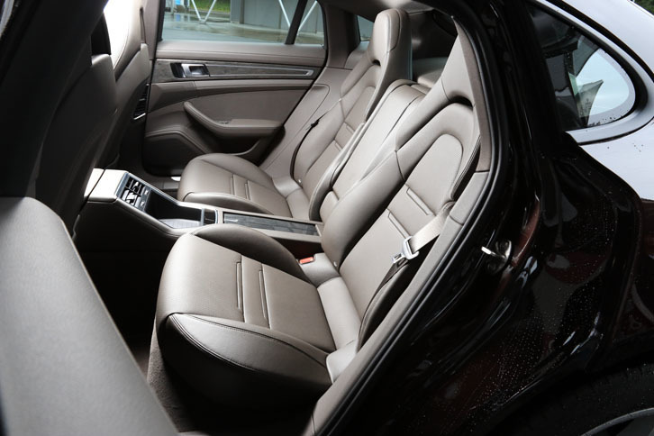 リアシートは左右独立式となる。乗車定員は4人。