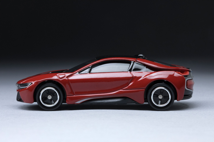 ボディー構造は、「i3」と同じくアルミ製のシャシーの上に炭素繊維強化プラスチックのキャビンを組み合わせたもの。重量のかさむプラグインハイブリッド車でありながら、車両重量は1500kgに抑えられている。（写真＝郡大二郎）