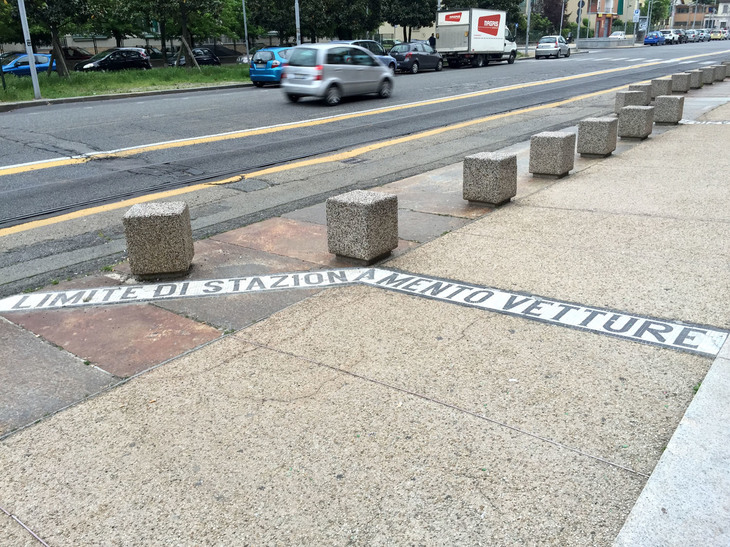 門の外。こちらには角型タイルによる「LIMITE DI STAZIONAMENTO（駐停車禁止区域）」の文字が残る。
