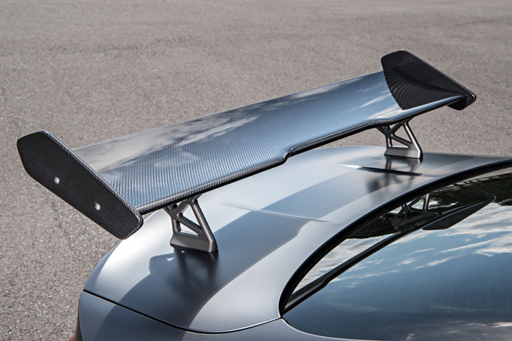 リアウイングはCFRP製。