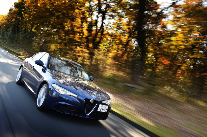 山岳路を駆け上がる「ジュリア スーパー」。官能性を感じさせる走りが印象的だった。