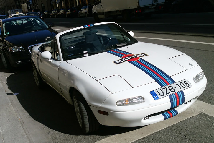 そんな少数派の日本車の中でも、今回のツアーで最も心に刺さったのがこちら。なぜにマルティニ……？