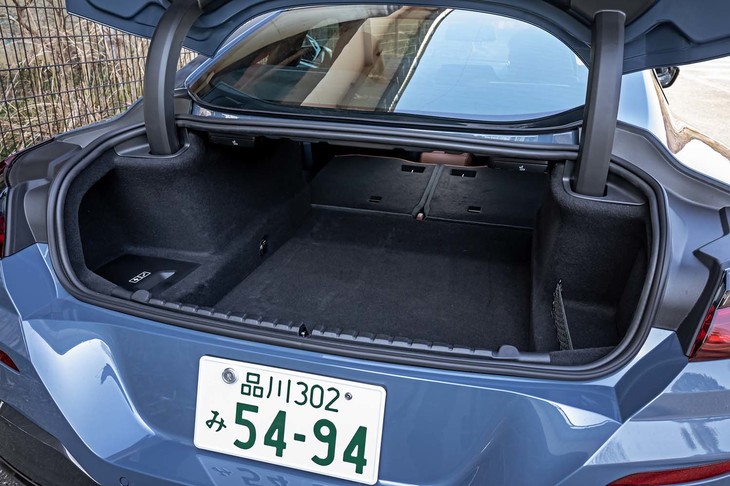 リアのシートバックは、荷室からでもワンタッチで倒すことができる。