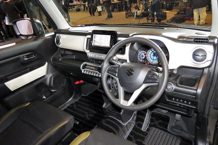 「ハイブリッドMZ」のインストゥルメントパネルまわり。