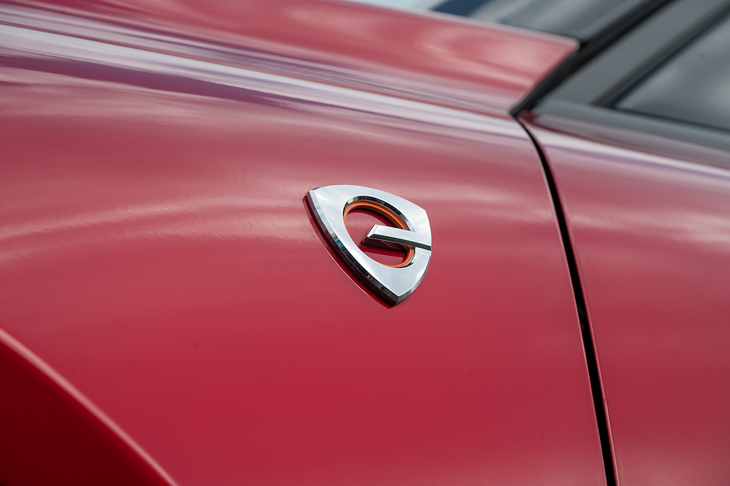 フロントフェンダーにはロータリーエンジンがモチーフのバッジが貼られている。