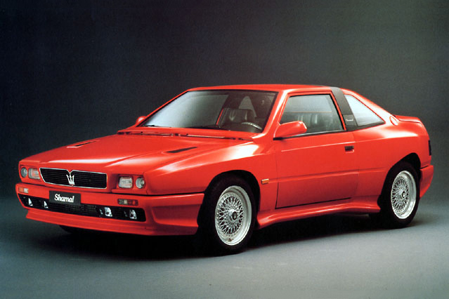 1989年12月に登場した「シャマル」は、マセラティにとって久々となる2シーターのスポーツカーだった。エンジンは強力な3.2リッターV8ツインターボ。ガンディーニの手になるデザインは、「ビトゥルボ」系のイメージを受け継ぎつつ、どう猛さやアグレッシブさを感じさせるものだった。