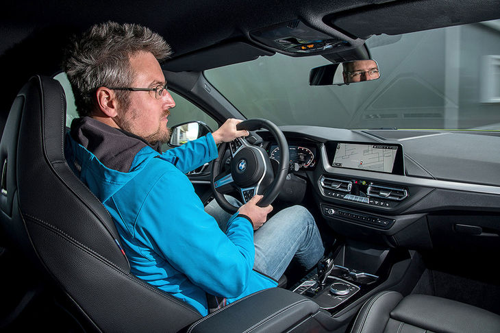 改良を受けた「BMW M135i xDrive」の走りを試す筆者。