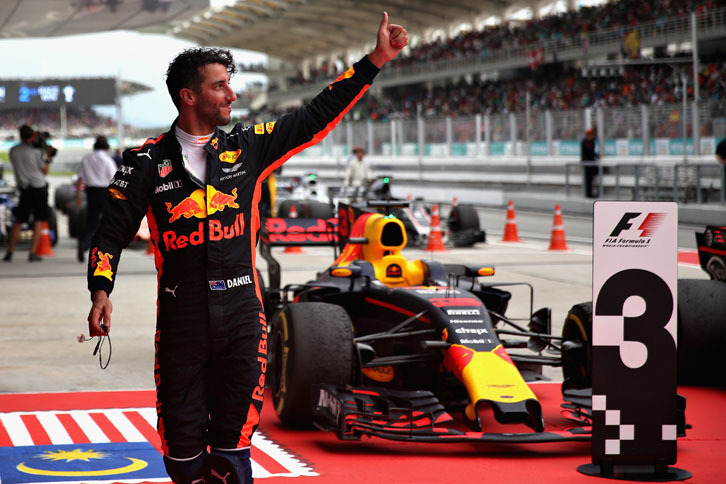 チームメイトの活躍を前に何としても表彰台を確保したかったレッドブルのリカルド（写真）。速いスーパーソフトタイヤを履いて猛追してくる4位ベッテルに、ソフトタイヤで応戦。上手なライン取りもあってフェラーリに先行を許すことはなかった。（Photo=Red Bull Racing）