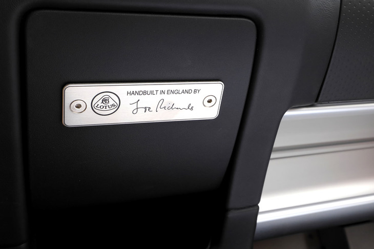ダッシュボード左に貼り付けけられたアルミプレートには、ロータスのエンブレムとともに製造担当者の名前が刻まれている。
