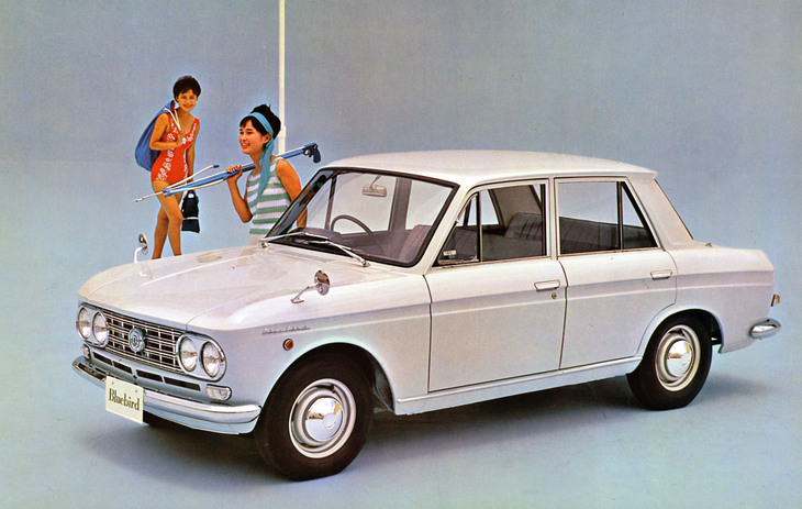 プロトタイプの「ルーチェ」が狙っていた市場のリーダーだった「ダットサン・ブルーバード」（410型）。ルーチェとほぼ同じサイズのボディーに1／1.2リッター直4 OHVエンジンを搭載。ルーチェを手がけたベルトーネと並ぶ名門カロッツェリアであるピニンファリーナが原案をデザインした。