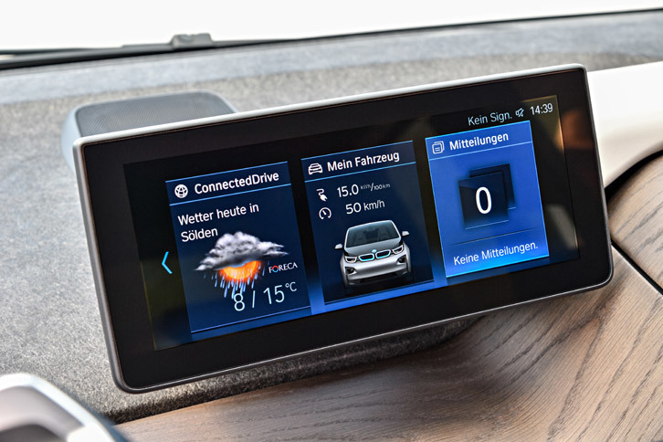 車両機能やインフォテインメントシステム、通信機能などの操作インターフェイス「iDrive」も、最新版にアップデート。通信サービスと連動したナビゲーションシステムの採用など、各種機能の強化も図られている。