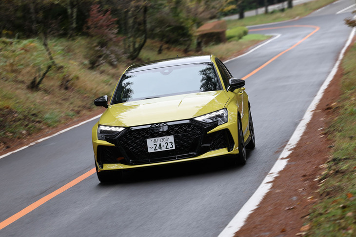 基本的な乗り味は、従来型を踏襲。最高出力400PSの2.5リッター直5ターボは、4000rpmくらいからレスポンスと力強さを一段と増して、7000rpmのリミットまで軽々と吹け切る。