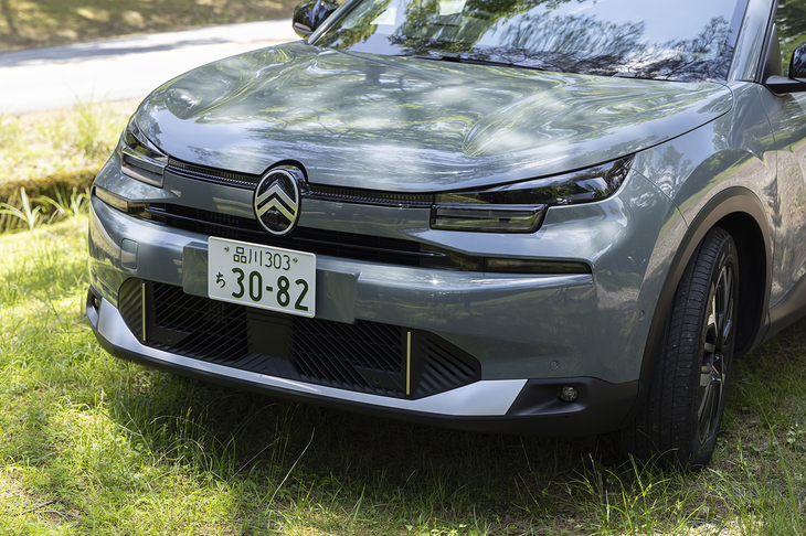 マイナーチェンジでフロントマスクが大幅に変化。中央のダブルシェブロンエンブレムが新デザインになったほか、ヘッドランプがより立体的な形状に変わった。