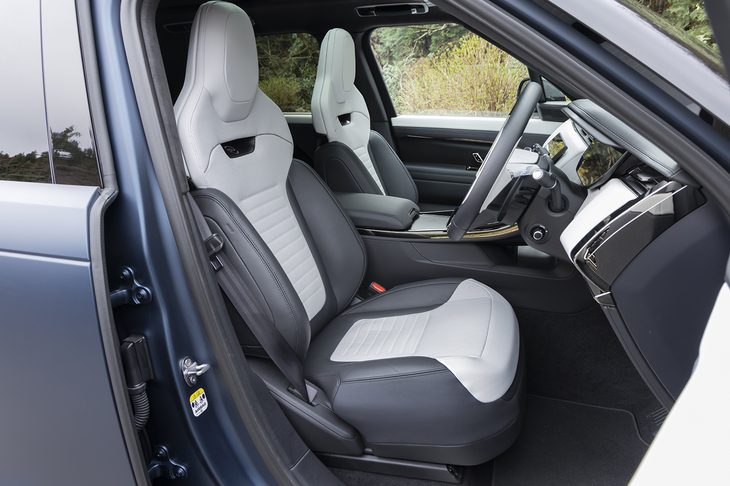 シートには音楽に合わせてアクチュエーターが振動する「ボディー＆ソウルシート」機能が内蔵されている。「落ち着き」「活気」などのお決まりのパターンだけでなく、好みの音楽を流してもきちんと連動する。