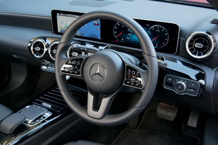 「Sクラス」や「Eクラス」と同じデザインのステアリングホイールを装備する。左右のスポーク上にはそれぞれタッチコントローラーが備わっている。