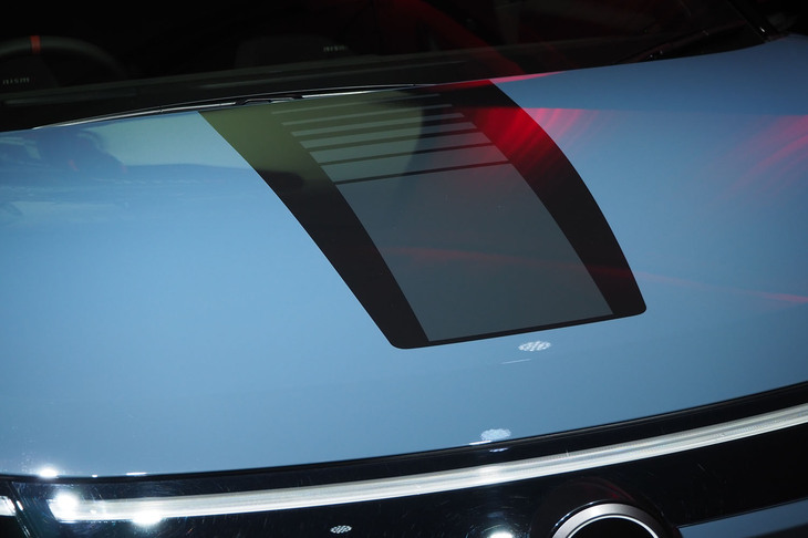 展示車のボンネットに備わっていた「NISMOフードデカール」は、ディーラーオプションとして用意されるアイテム。