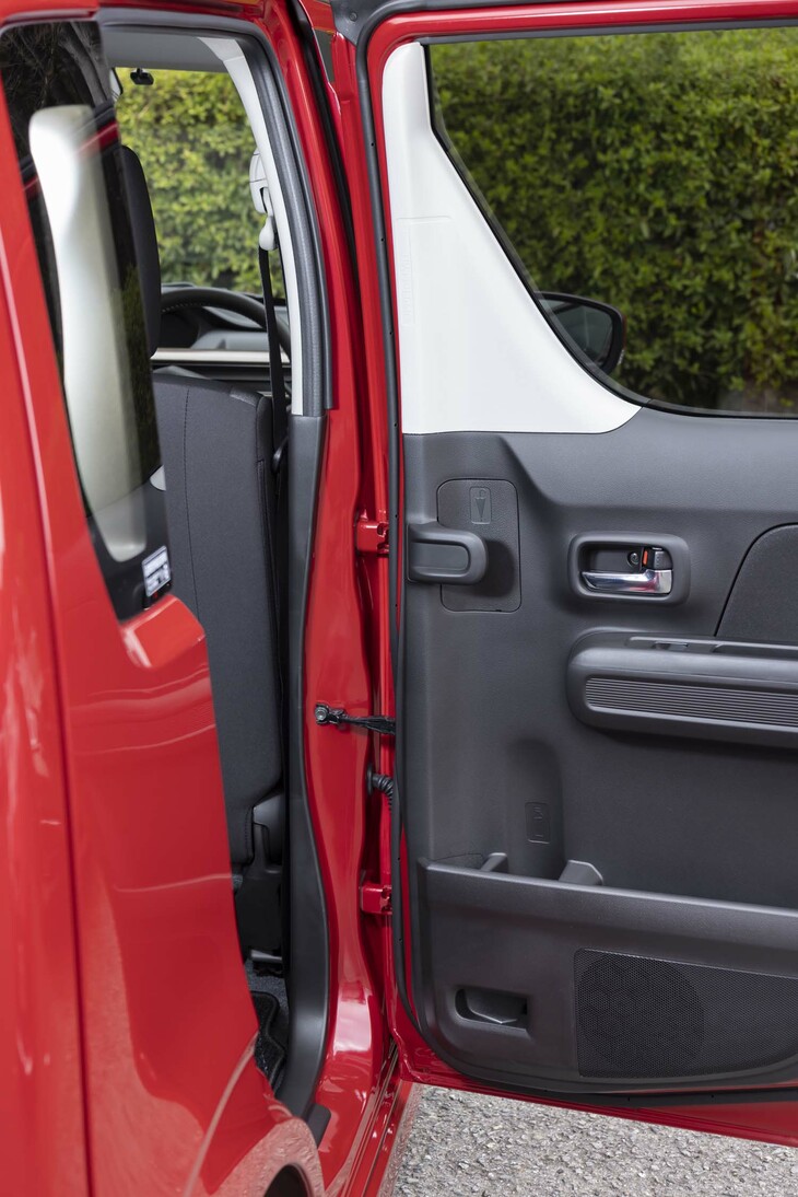 スズキの軽のなかでも「ワゴンR」の専用装備となっている傘立て。使わないときは邪魔にならないばかりか、ドレンも付いているところがうれしい。