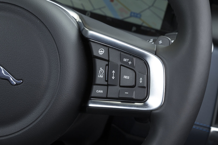 アダプティブクルーズコントロールは、モデルにより標準装備またはオプションとして用意される。写真は、ステアリングホイールの右側スポーク部に配される操作スイッチ。