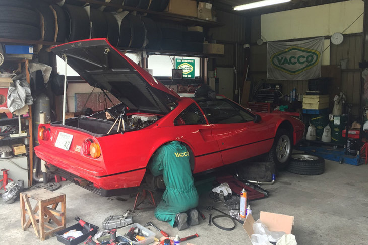 納車前に、“赤い玉号”のタイミングベルト交換中。