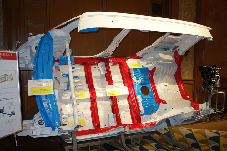 ボディーのカットモデル。剛性を高めることに力を入れたという。