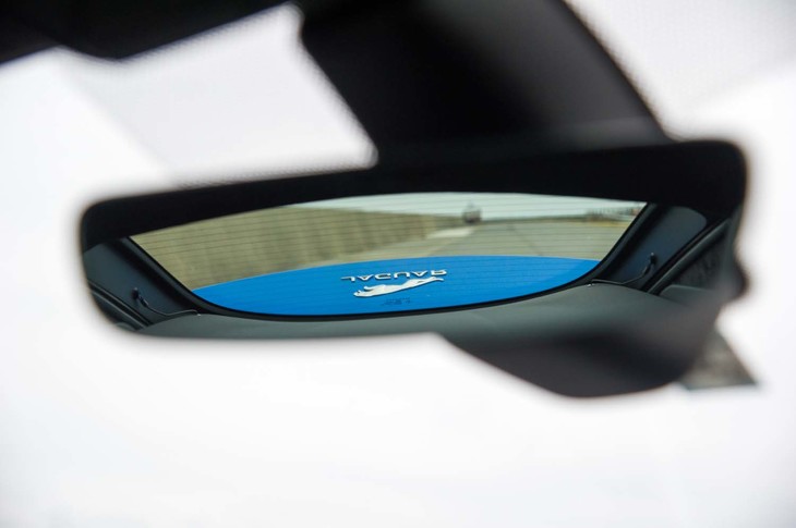 2018年モデルから採用されたフレームレスタイプのルームミラー。可変スポイラーを起こした状態での後方視界はご覧の通り。