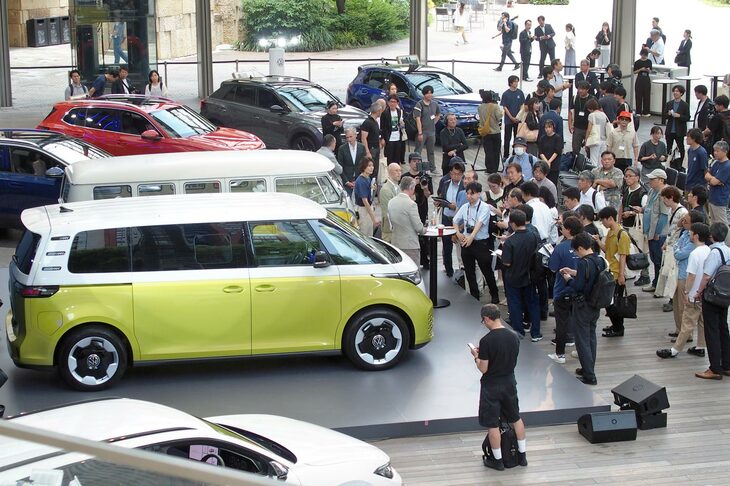 実際に売れるかはともかく、「ID. Buzz」の注目度は日本でも抜群。東京・六本木ヒルズで開催された発表会には、多くの報道関係者が詰めかけた。