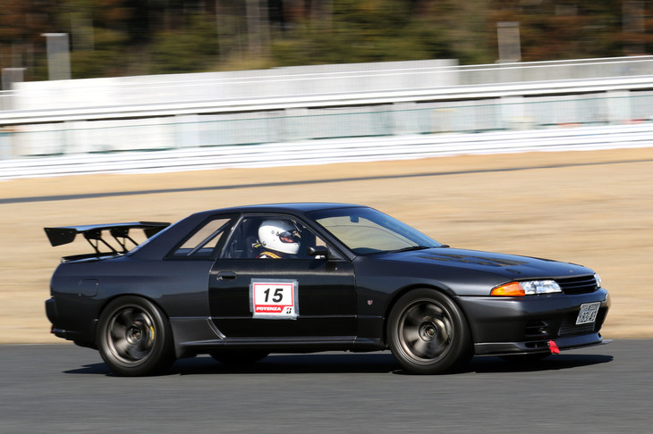 カーボン製ボンネットや大きなテールウイングを備えた「日産スカイラインGT-R」（BNR32）もスポーツ走行でタイムアタックを実施。